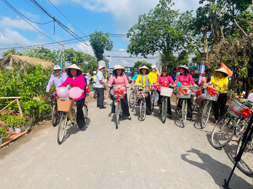 Khu vực này còn tái hiện không gian chợ quê xưa với bến nước, con đò và những cô thôn nữ